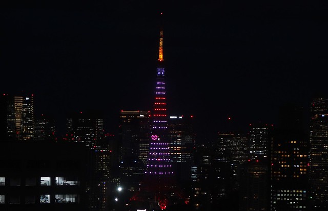 今夜の東京タワーは、不思議なライトアップ...