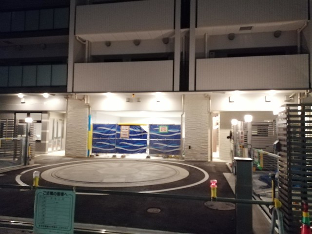 外部駐車場は夜間でも上場明るいです。