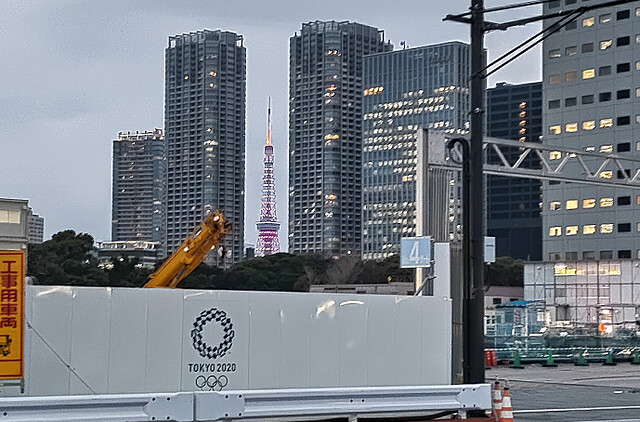 ツインパークス間から見える東京タワー