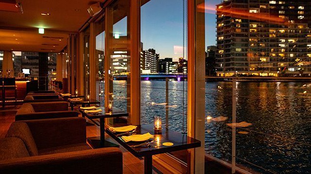 運河に浮かぶレストランが人気のエリア