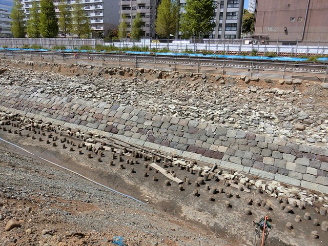 築堤の上部の石積みが失われているのは、埋...