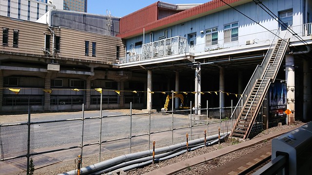 こちらは京急の新しい品川駅ホームを設置す...