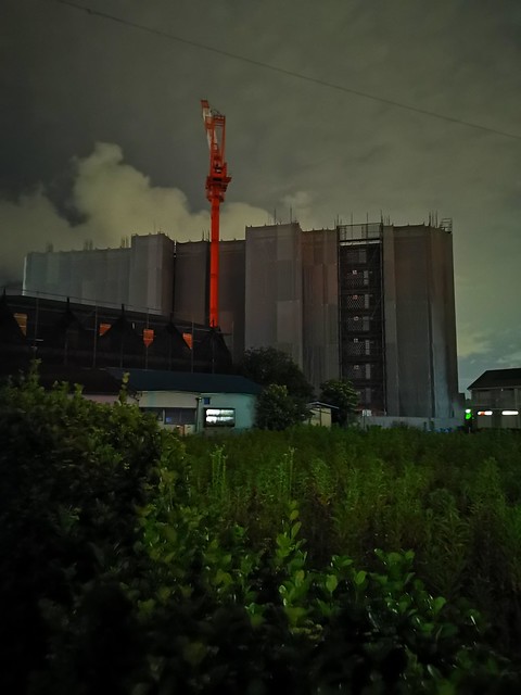 夜だったんで見にくいですが、工場と反対側...