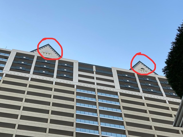 ビル屋上、写真(赤い印)左側三角屋根の真...