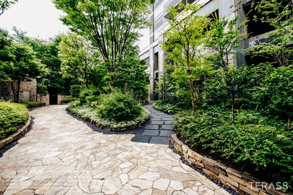 東京のマンションでは、庭石をエントランス...