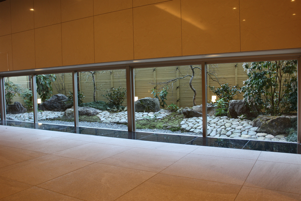 東京のマンションでは、庭石をエントランス...