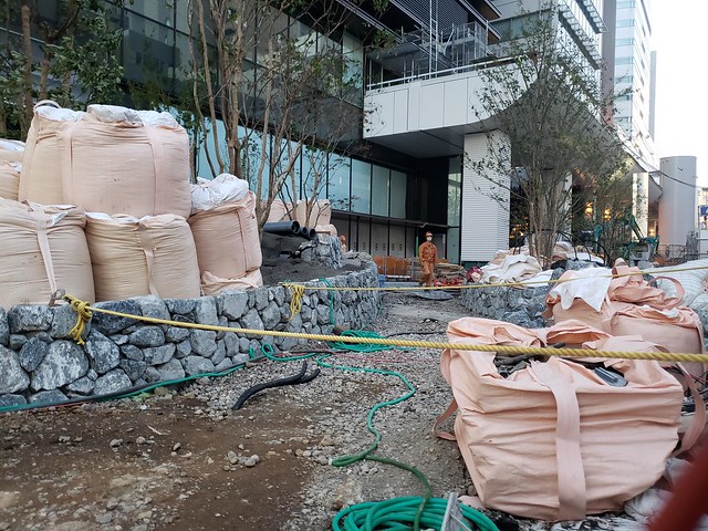 武蔵野銀行本店の外構自然石の石積みでぐる...