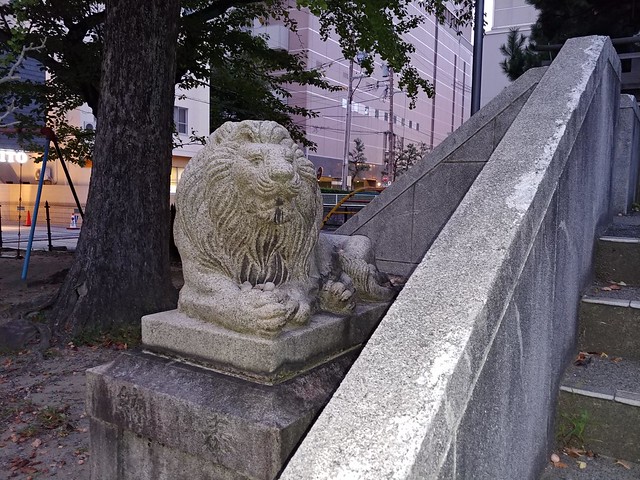 マンション近くにライオンのいる神社がある...