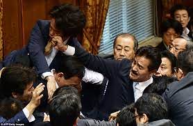 佐藤正久(61)は国会で暴行、逮捕すべき...