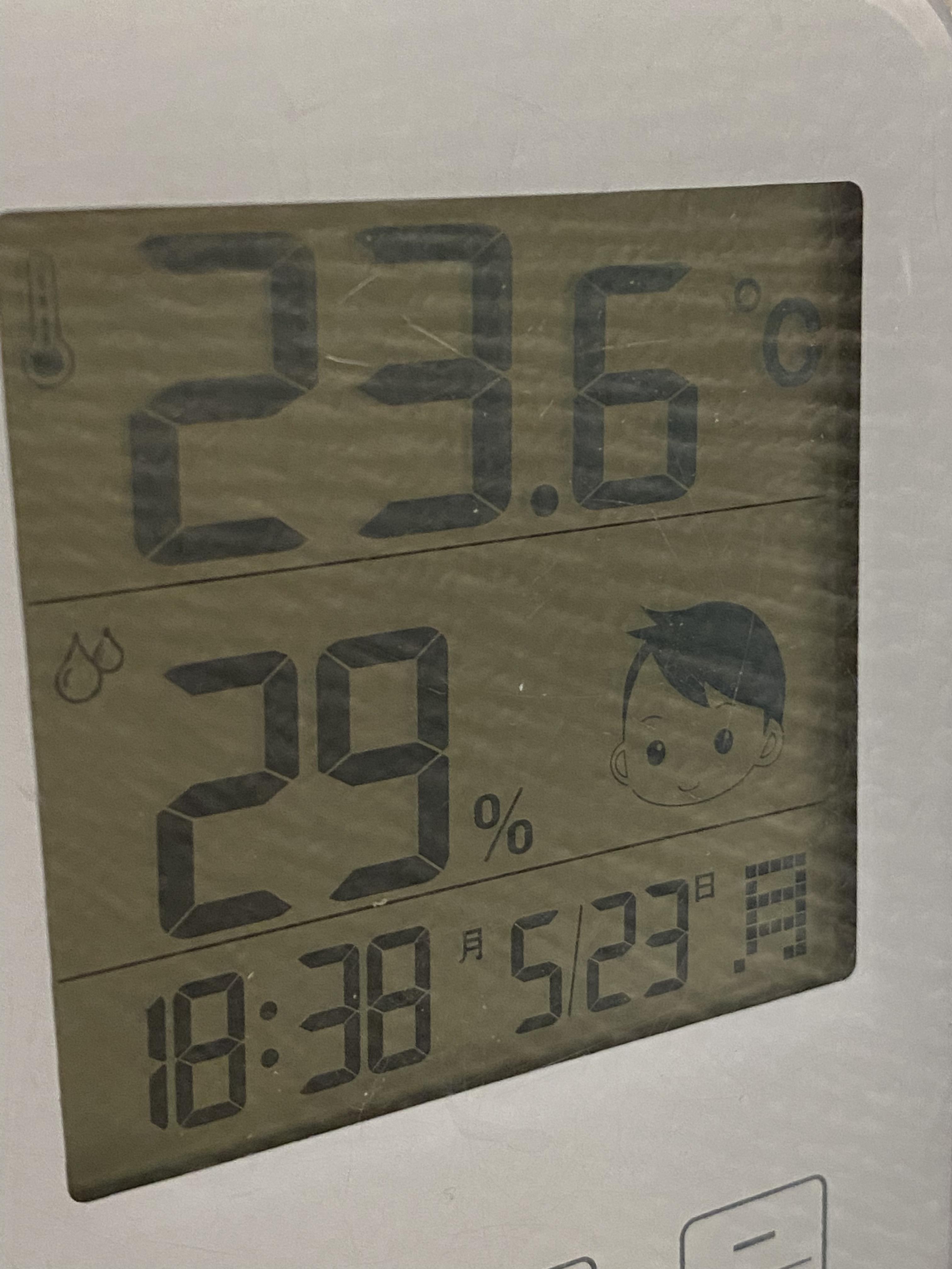 2階ホールの温湿度計、なかなか乾燥してい...