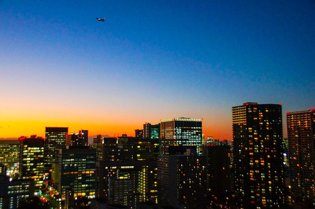 そうだよ、夕景に飛行機が映えて美しい。　