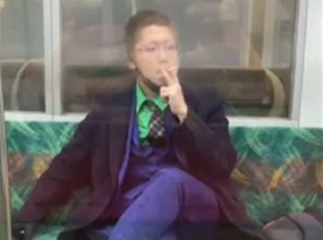 電車内での異常な喫煙者。