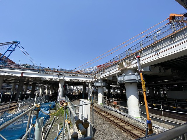 上部構築物が品川駅のホームを覆い隠し始め...