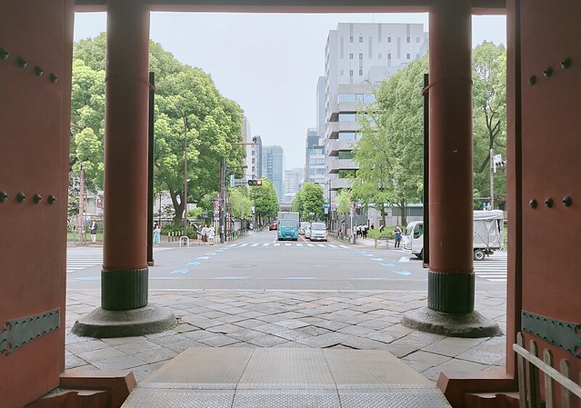 増上寺三解脱門から浜松町駅方向見ると、街...
