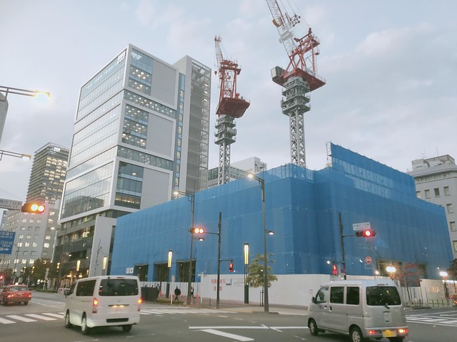 隣の新虎安田ビル、あと1年半位で竣工 高...