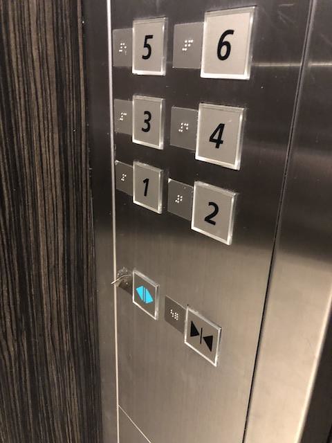 エレベーター操作パネルの点字が剥がされて...