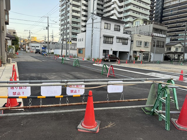 奈良街道との間の道路はほぼ完成です。