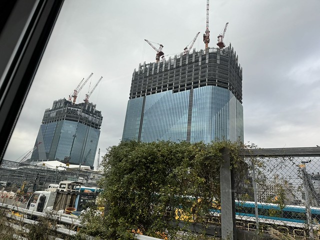 新幹線車窓から高輪ゲートウェイの巨大ビル...