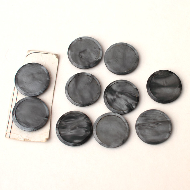 10 vintage grey plastic buttons – 18mm