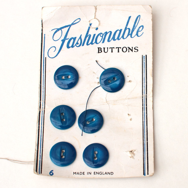6 vintage blue plastic buttons – 13mm