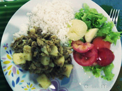 Bacalhau, arroz e salada.