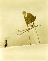 Anglų lietuvių žodynas. Žodis ski-jump reiškia n  slidžių šuolių tramplinas 2 šuoliai nuo tramplino (varžybos) lietuviškai.