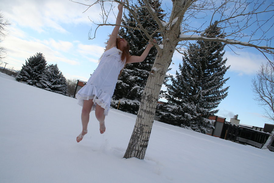 Ведь жизнь бежит что снег. Босые ноги на снегу. Босая на снегу. Босиком по снегу девушки. Босиком зимой.