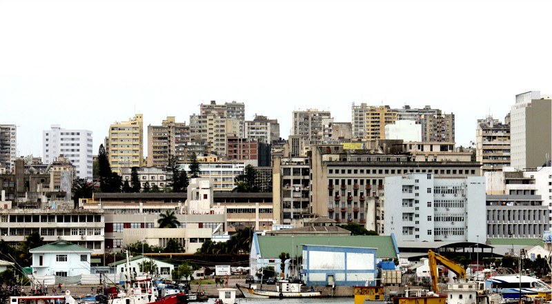 maputo skyline and harbor<br/>© <a href="https://flickr.com/people/54933270@N07" target="_blank" rel="nofollow">54933270@N07</a> (<a href="https://flickr.com/photo.gne?id=6885295533" target="_blank" rel="nofollow">Flickr</a>)