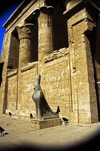 Ägypten 1999 (167) Tempel von Edfu • <a style="font-size:0.8em;" href="http://www.flickr.com/photos/69570948@N04/27753970016/" target="_blank">Auf Flickr ansehen</a>