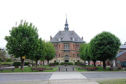 La mairie fait face à la Meuse.