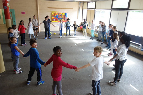 On danse sous le préau le cercle circadien, une danse bretonne !