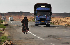 Wanderarbeiter auf der Road 312 in der Wüste Gobi