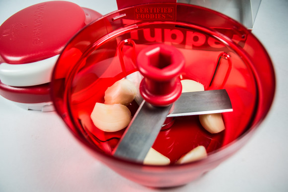 Tupperware Speedy Chopper - let's chop some garlic!
