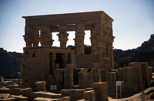 Ägypten 1999 (035) Assuan: Hathortempel und Trajan-Kiosk, Philae • <a style="font-size:0.8em;" href="http://www.flickr.com/photos/69570948@N04/27107932435/" target="_blank">Auf Flickr ansehen</a>