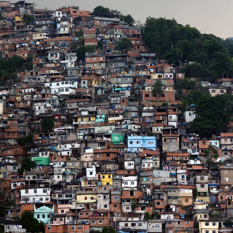 Favela<br/>© <a href="https://flickr.com/people/35232195@N06" target="_blank" rel="nofollow">35232195@N06</a> (<a href="https://flickr.com/photo.gne?id=7032613703" target="_blank" rel="nofollow">Flickr</a>)