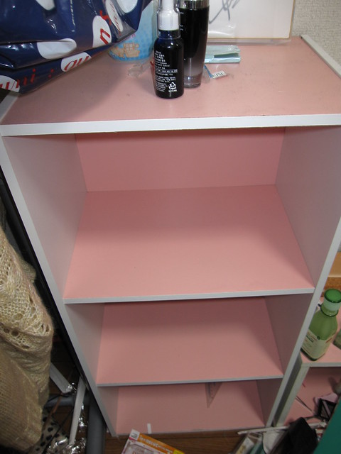 ピンクの本棚です。