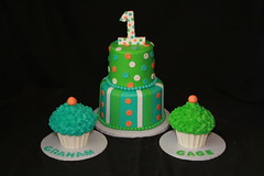 Twin cupcake cake • <a style="font-size:0.8em;" href="http://www.flickr.com/photos/60584691@N02/6875388662/" target="_blank">View on Flickr</a>