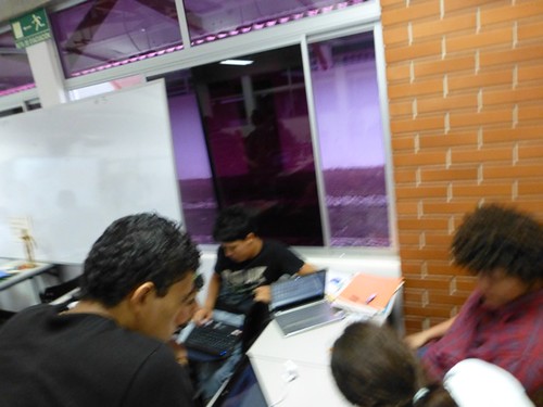 Estudiantes trabajando Curso Animación Digital