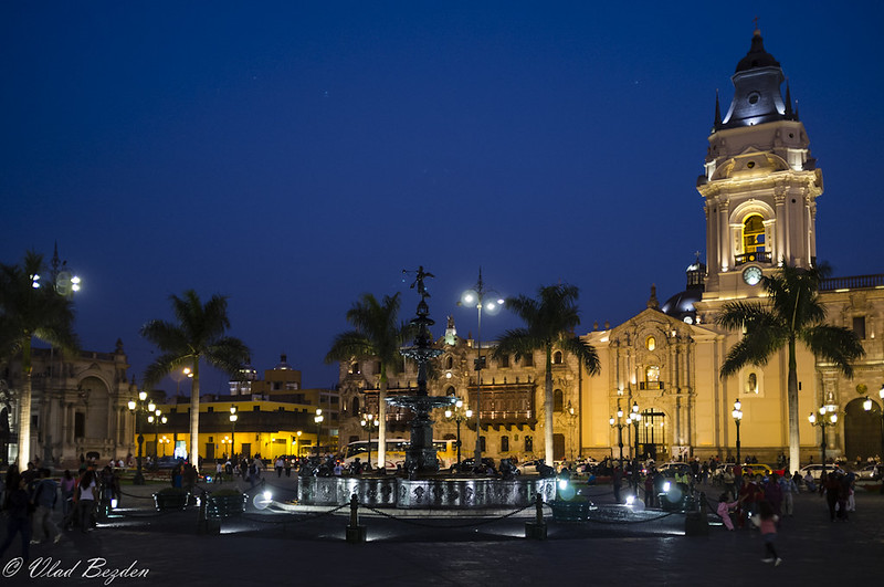 Plaza de Armas (Lima, Peru)<br/>© <a href="https://flickr.com/people/31813000@N04" target="_blank" rel="nofollow">31813000@N04</a> (<a href="https://flickr.com/photo.gne?id=7730585568" target="_blank" rel="nofollow">Flickr</a>)