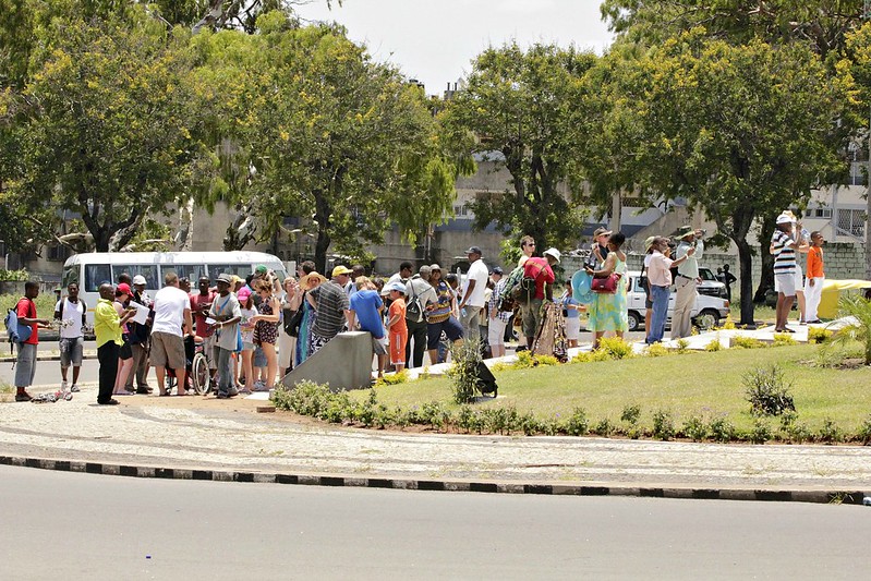 tourists bunched together in Maputo<br/>© <a href="https://flickr.com/people/54933270@N07" target="_blank" rel="nofollow">54933270@N07</a> (<a href="https://flickr.com/photo.gne?id=7793942728" target="_blank" rel="nofollow">Flickr</a>)