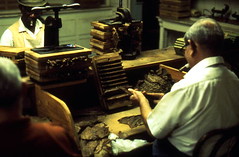 Anglų lietuvių žodynas. Žodis cigar-maker reiškia cigarų gamintojas lietuviškai.