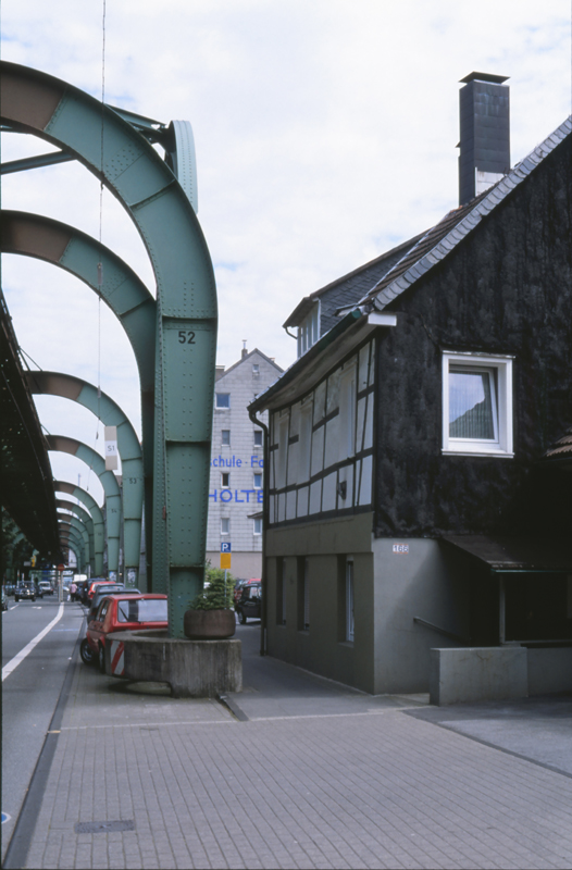 18076068-30070 Wuppertal 15 augustus 1998<br/>© <a href="https://flickr.com/people/25717227@N03" target="_blank" rel="nofollow">25717227@N03</a> (<a href="https://flickr.com/photo.gne?id=7813519272" target="_blank" rel="nofollow">Flickr</a>)