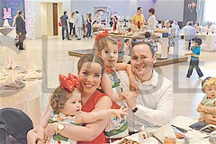 0115. Elisa Garza de Paredes y Mariano Paredes con sus hijas Camila y Paulina.