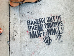 Anglų lietuvių žodynas. Žodis bread-crumb reiškia duonos trupiniai lietuviškai.