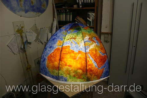 Glas-Globus von innen beleuchtet / Globe made of glass internally illuminated • <a style="font-size:0.8em;" href="http://www.flickr.com/photos/65488422@N04/6742325527/" target="_blank">View on Flickr</a>