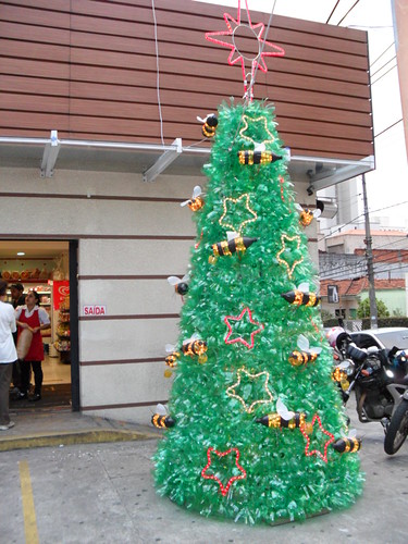 árvore de natal feita com garrafas pet xmas tree from plastic bottles - a  photo on Flickriver