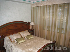 Cortinas y colcha en dormitorio clasico • <a style="font-size:0.8em;" href="http://www.flickr.com/photos/67662386@N08/6504323211/" target="_blank">View on Flickr</a>
