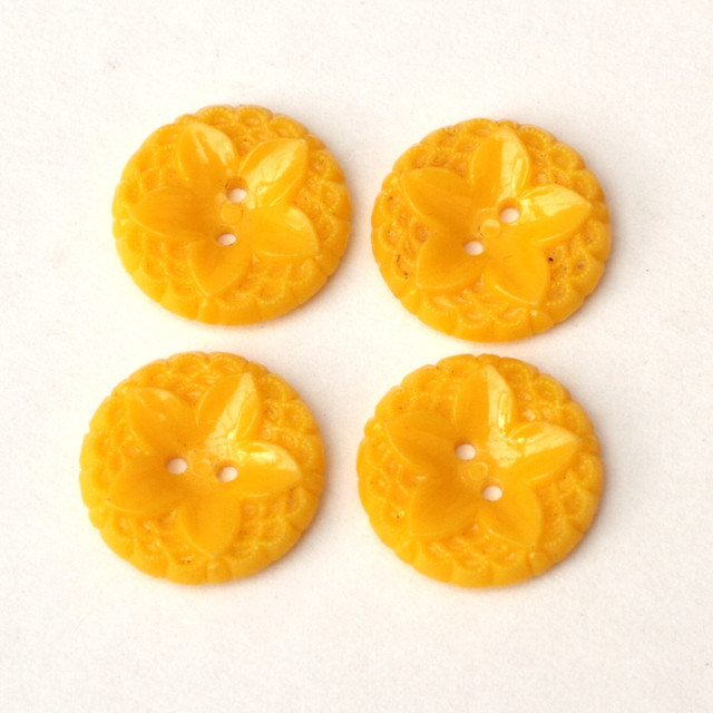 4 vintage yellow plastic buttons – 18mm