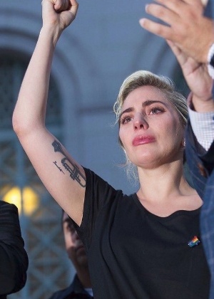 Lady Gaga se emociona ao homenagear as vítimas do atentado nos EUA