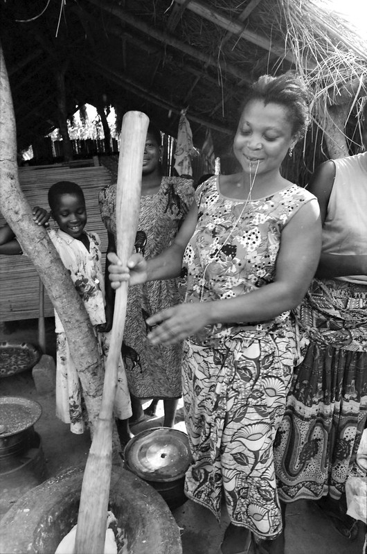 Togo West Africa Village Market Togolese Ladies close to Palimé formerly known as Kpalimé a city in Plateaux Region Togo near the Ghanaian border B&W 24 April 1999 101 Marketplace Making Fufu<br/>© <a href="https://flickr.com/people/41087279@N00" target="_blank" rel="nofollow">41087279@N00</a> (<a href="https://flickr.com/photo.gne?id=13948066325" target="_blank" rel="nofollow">Flickr</a>)